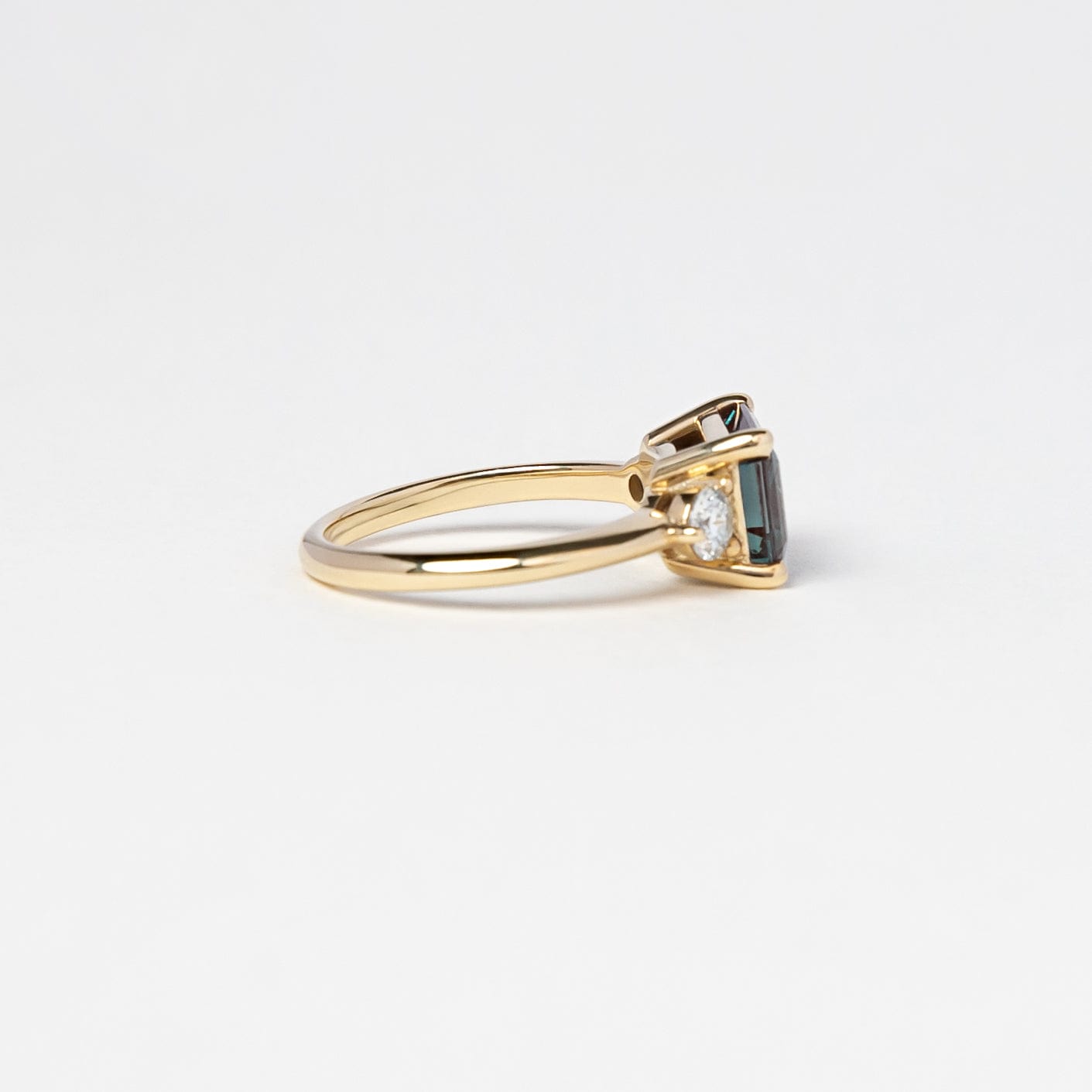 alexandrite-east-west-diamond-unique-engagement-ring-yellow-gold-side3